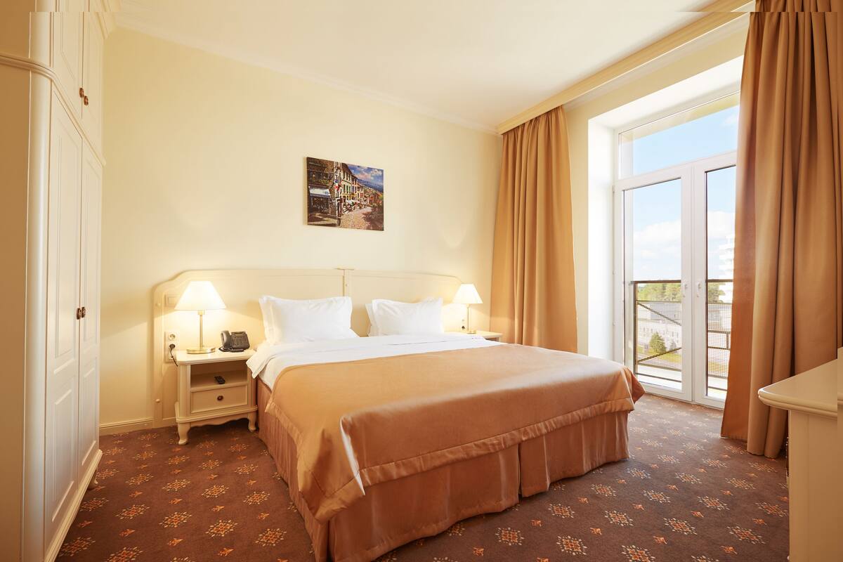 Premium bedding, minibar, in-room safe, desk