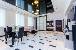 Apartamento premium, 1 quarto (Karla Marksa 19) | Sala de estar | TV de tela plana