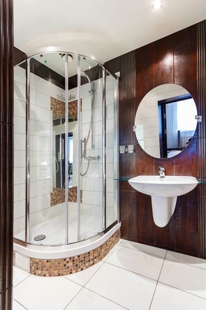 Premium Apartment, 1 Bedroom (Karla Marksa 19) | Bathroom | Combined shower/tub, free toiletries, hair dryer, bathrobes - Premium Apartment Minsk (Minsk)
