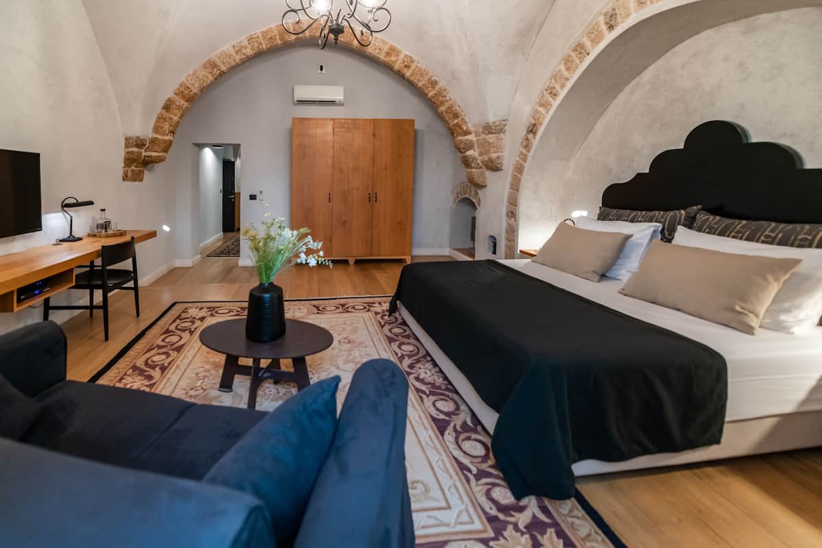 Ylelliset vuodevaatteet, pillowtop-patjalliset sängyt, minibaari