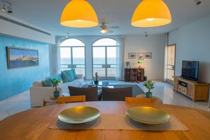 Luxe appartement, 2 slaapkamers, uitzicht op zee, uitzicht op zee | Woonruimte | Flatscreentelevisie en betaalfilms