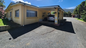 Un motel doté d’un parking couvert, composé d’un seul bâtiment et offrant une vue sur les montagnes.