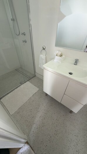 Superior Double Room | Bathroom | Shower, free toiletries, hair dryer, towels - Murrurundi Motel (Murrurundi)