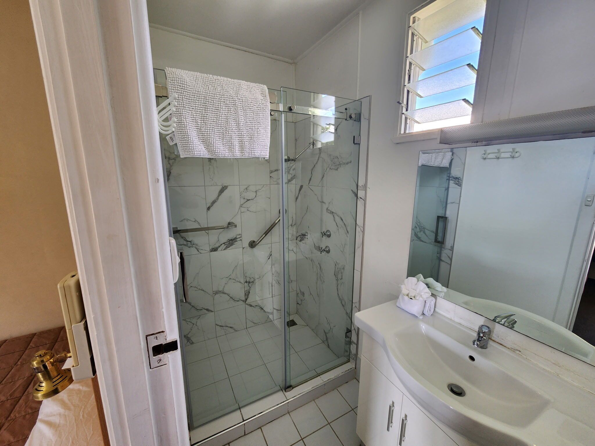 Habitación estándar con 2 camas individuales | Baño | Regadera, amenidades de baño gratuitas, secadora de cabello, toallas 