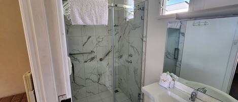 Ducha, artículos de tocador gratuitos, secador de pelo, toallas