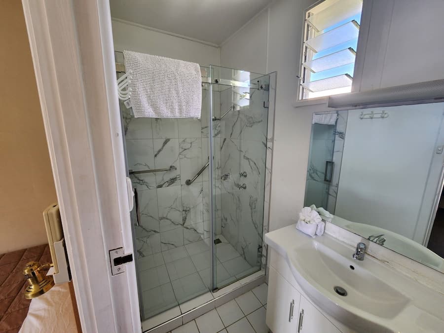 Quarto duplo standard | Banheiro | Chuveiro, produtos de toalete grátis, secador de cabelo