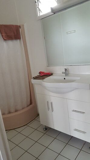 Douche, articles de toilette gratuits, sĂšche-cheveux