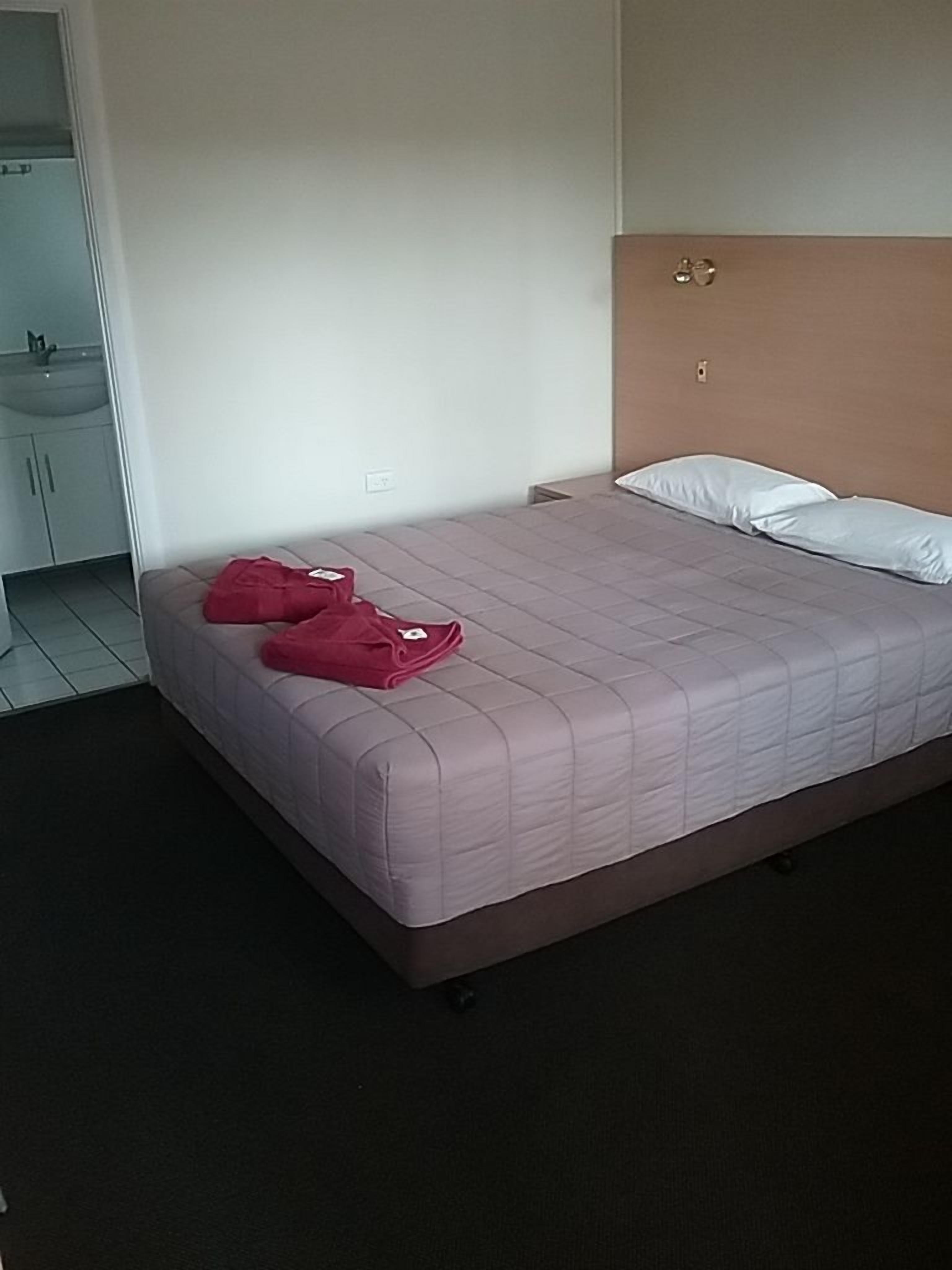 Een bureau, een laptopwerkplek, een strijkplank/strijkijzer