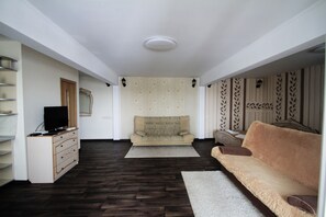 Apartament, 1 dormitori | Sala d'estar | Televisor de pantalla plana de 32 polzades amb canals per cable 