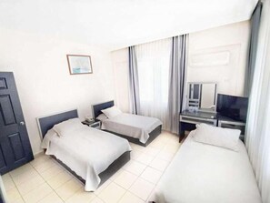Brankas, meja kerja, dan tempat tidur bayi gratis