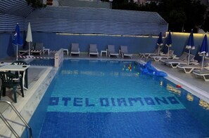 Kolam renang outdoor, dengan payung kolam renang dan kursi berjemur