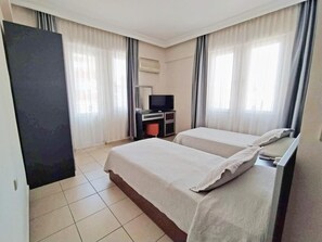 房內夾萬、書桌、免費嬰兒床、摺床/加床 (收費)