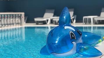 Utomhuspool, öppet 10.00 till 18.00, parasoller och solstolar