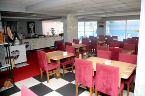 อาหารเช้าแบบบุฟเฟ่ต์ทุกวัน (EUR 5 ต่อคน)