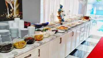 2 restauranter; serverer morgenmad, frokost og tyrkiske retter