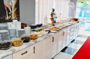 2 restoran, melayani sarapan, makan siang; sajian masakan Turki
