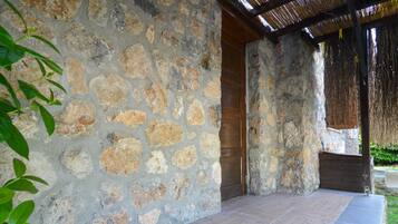 2 bedrooms, desk, laptop workspace, soundproofing