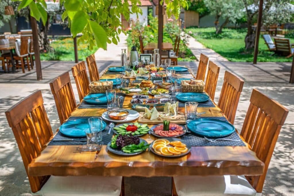 供应早餐、午餐和晚餐，土耳其菜