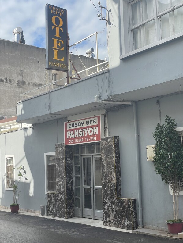 A building with a sign for 'ERSOY EFC PANSIYON' indicating it is a hotel. - Ersoy Efe Pansiyon (Antalya)