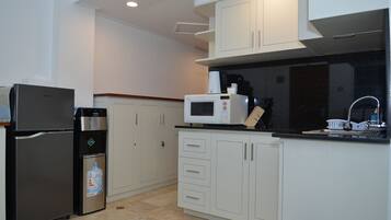 华丽公寓, 1 间卧室 | 私人简易厨房 | 大冰箱、微波炉、电热水壶、厨具/餐具