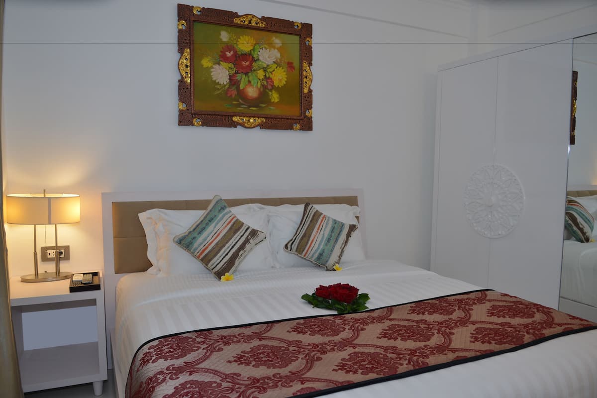 In-room safe, iron/ironing board, bed sheets