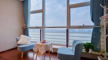 Standard-Apartment, Flussblick | Schreibtisch, Verdunkelungsvorhänge, kostenloses WLAN