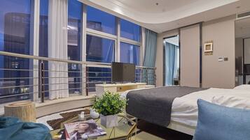 Premier-Apartment, Flussblick | Schreibtisch, Verdunkelungsvorhänge, kostenloses WLAN