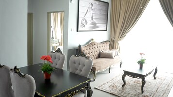 40-英寸纯平电视 （配备卫星频道）、LED 电视