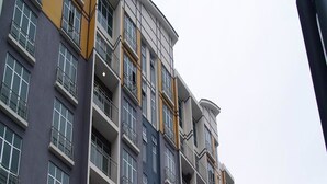 A multi-story residential building with balconies, large windows, and a flat facade. - Zetter Suites (Tanah Rata)