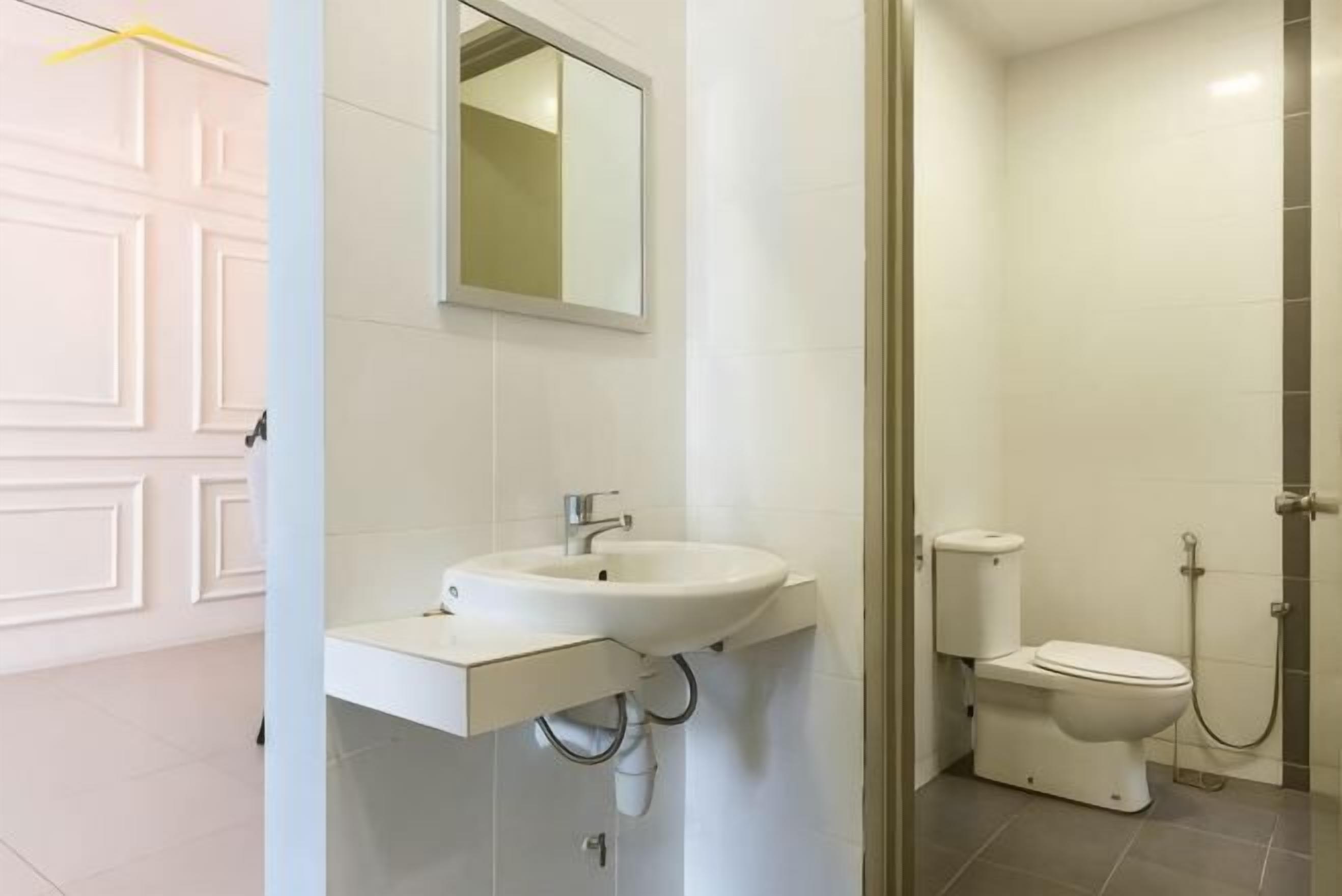 Shower, free toiletries, hair dryer, bidet