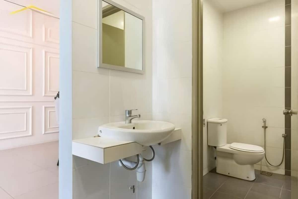 Shower, free toiletries, hair dryer, bidet
