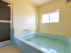 ฝักบัวในอ่างอาบน้ำ, ของใช้ในห้องน้ำฟรี, ไดร์เป่าผม, รองเท้าสวมภายในห้อง