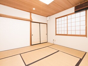 Habitación cuádruple tradicional, no fumadores (Japanese, Shared Washroom) | Wifi gratis y ropa de cama