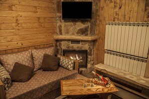 Estudio superior | Área de sala de estar | Televisión LCD y chimenea 