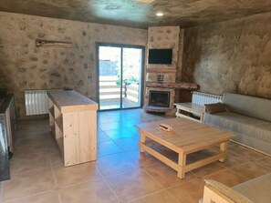 傳統複式房屋 | 客廳 |  LCD 液晶電視、壁爐