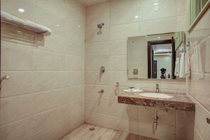 Habitación doble Premium, para fumadores, planta baja | Baño | Regadera, amenidades de baño gratuitas, pantuflas, toallas 
