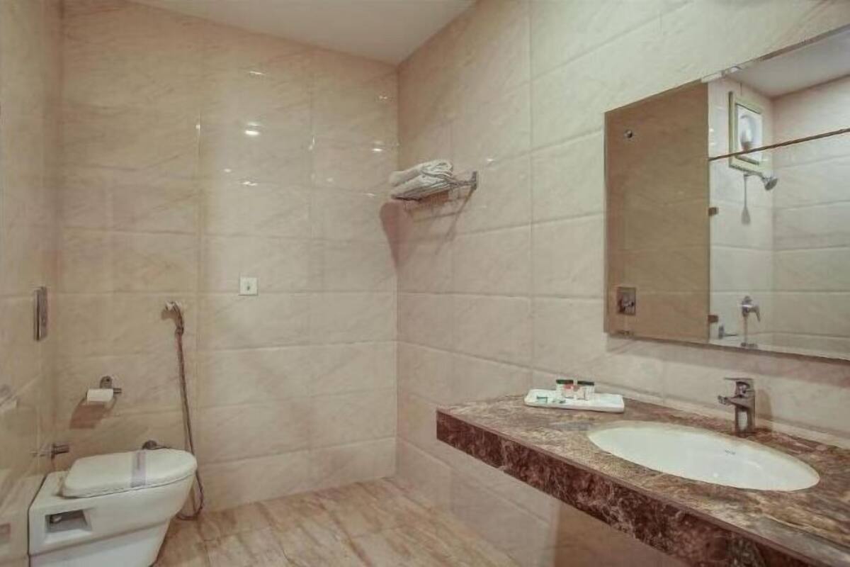 Bathroom | Shower, free toiletries, towels