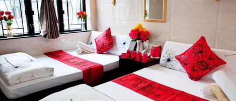 In-room safe, soundproofing, free WiFi, bed sheets