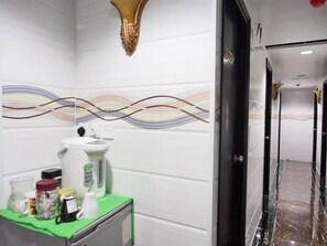 Ducha, artículos de higiene personal gratuitos y toallas