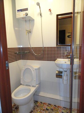 Shower, free toiletries, towels, toilet paper - Paris Guest House - Hostel (Kowloon)
