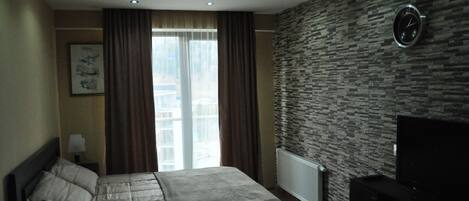 Premium bedding, iron/ironing board, free WiFi