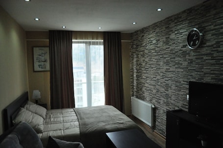 Apartment (Studio) | Premium bedding, iron/ironing board, free WiFi