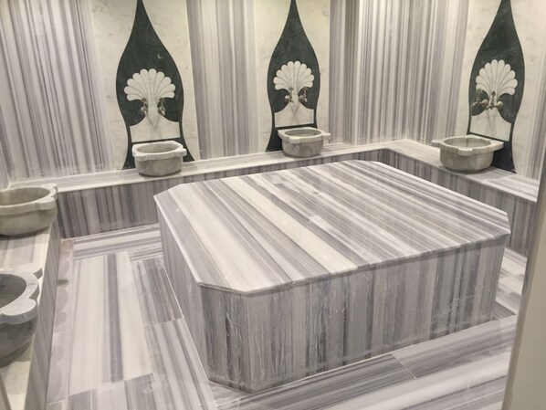 Baño turco o hammam, masajes suecos y masajes tailandeses 