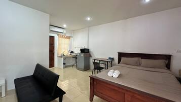 In-room safe, desk, iron/ironing board, rollaway beds (surcharge)