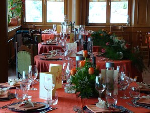 Melayani sarapan, makan siang, makan malam; sajian masakan daerah 