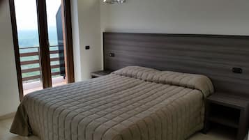 Suite Junior, 1 camera da letto, balcone, vista valle | Una cassaforte in camera, una scrivania, Wi-Fi gratuito