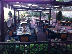 Breakfast, lunch, dinner served; Regional cuisine 