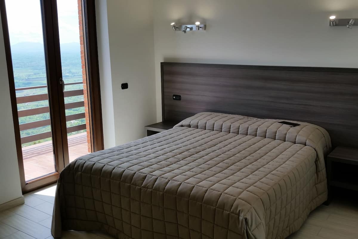 Suite de lujo, 1 habitación, balcón, vista al valle | Caja de seguridad en la habitación, escritorio y wifi gratis