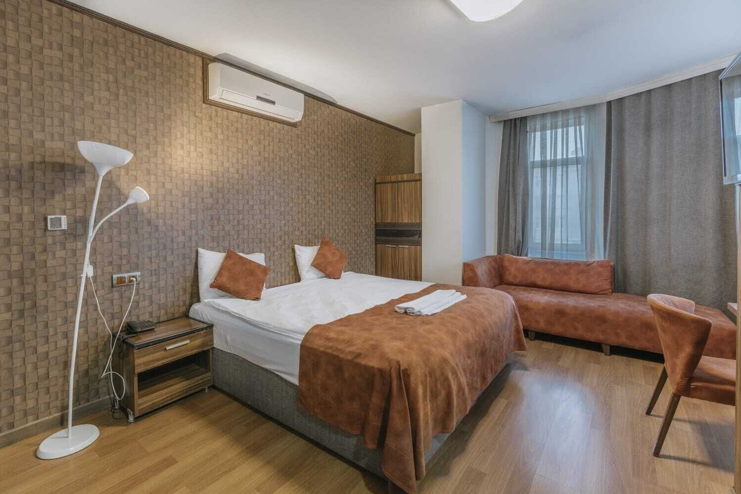 خزنة داخل الغرفة وتجهيزات عازلة للصوت ومكواة/لوح كي وواي فاي مجانًا