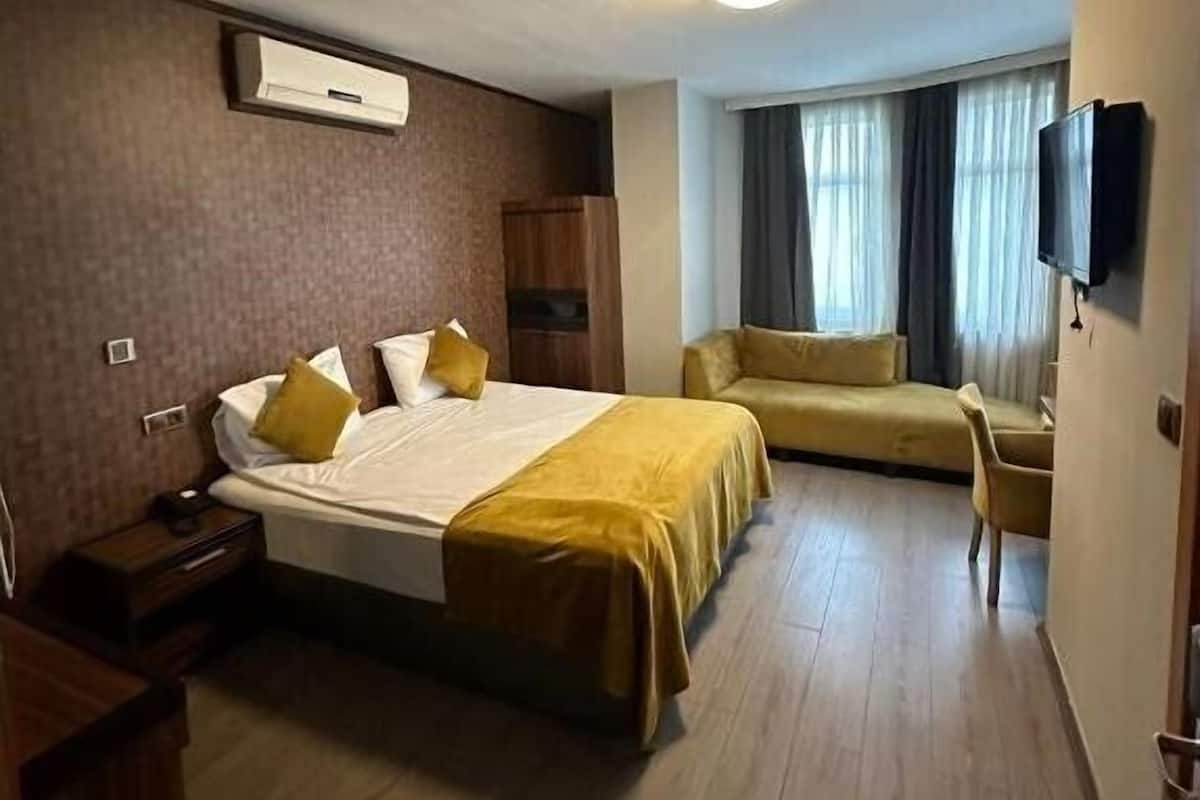 Junior Room | 1 bedroom, in-room safe, soundproofing, iron/ironing board